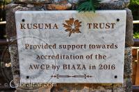 Placa de la Fundación Kusuma en el Parque de Conservación de la Vida Silvestre Alameda