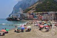 Bonita imagen de la playa y el pueblo de La Caleta en Gibraltar.