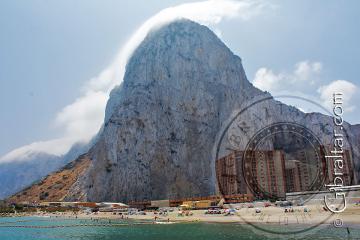 Vista de la pared rocosa del Peñon, desde la Playa de Levante, Gibraltar. 