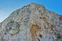 Pared rocosa del Peñón, a lo largo de la Playa de Levante en Gibraltar