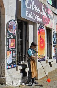 Exhibición de vidrio soplado en la Plaza Casemates  de Gibraltar, por la tarde