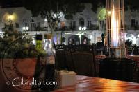 La Plaza Grand Casemates de noche en Gibraltar