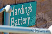 Placa de señalización de la Batería Harding en Punta Europa