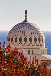Luna creciente sobre la cúpula de la Mezquita de Gibraltar