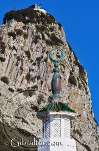 La luna creciente principal de la Mezquita de Gibraltar