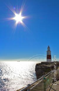 Faro de  Trinidad de Punta Europa con el sol detrás