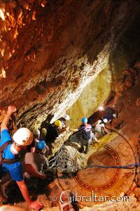 Descendiendo a Dove Chamber, Cueva Baja de San Miguel