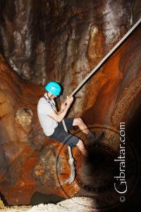 Descenso en cuerda,  en la Cueva Baja de San Miguel
