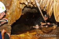 Saliendo de la Cámara de la Paloma - Dove Chamber - en la Cueva Baja de San Miguel