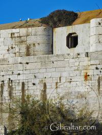 Muro de la parte posterior de la Fortaleza de Parson en Gibraltar