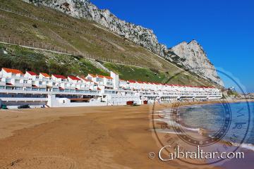 Complejo turístico 'Both Worlds' y la Bahía de Sandy beach, Gibraltar