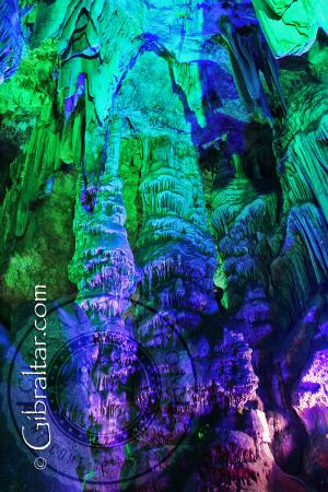 Espectaculares Columnas en la Cueva de San Miguel