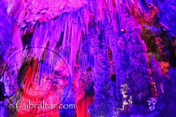 Maravillosa ilulminación en La Cueva de San Miguel