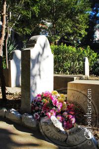 Flores en el Cementerio de Trafalgar