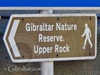 Poste de señalización de la Reserva Natural del Peñón en Gibraltar