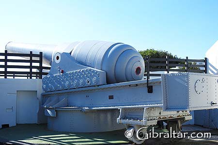 El emplazamiento del cañón de 100 toneladas en Gibraltar, ha sido considerado estratégicamente importante, durante mucho tiempo, debido a su capacidad, tanto para proteger las entradas al puerto principal comercial, como al que fue el Real Astillero Naval de la Bahía de Rosia. Fue en esta bahía, donde el H.M.S. Victory atracó, para ser restaurado, después de la batalla de Trafalgar en 1805, antes de entregar el cuerpo del Almirante Lord Nelson a Inglaterra para su sepultura.  