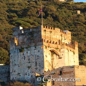 El Complejo del Castillo Árabe en Gibraltar está formado por diversas edificaciones, múltiples portones, más que algunas murallas fortificadas y uno de los atributos más llamativos, la Torre del Homenaje y La Casa del Portón. La Torre del Homenaje es impresionante, e incluso de admiración, en la actualidad. Y cuánto más lo seria en su época, en su estado original y en la cúspide de su poder y magnificencia.
