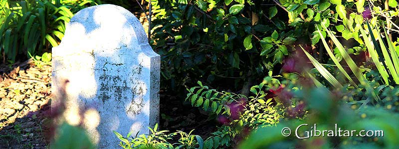 El Cementerio de Trafalgar en Gibraltar es uno de los lugares más conocidos como atracción turística de historia militar.  Es aquí donde se encuentran enterrados muchos de los hombres que perdieron su vida en la Batalla de Trafalgar, aunque curiosamente de todos los que fallecieron durante la famosa batalla, solo hay unos pocos enterrados en el cementerio.